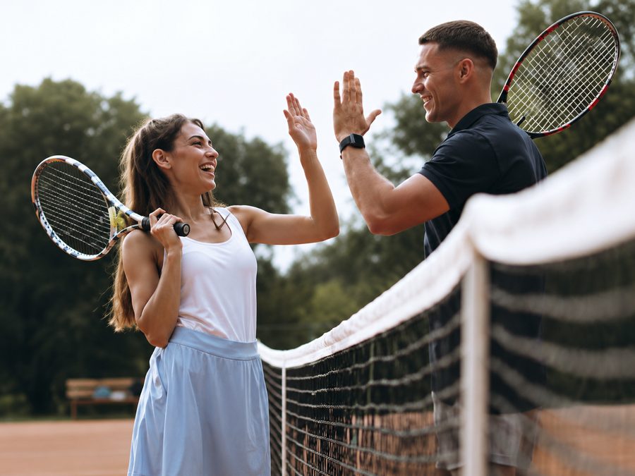 Deux joueurs de tennis se saluent au filet